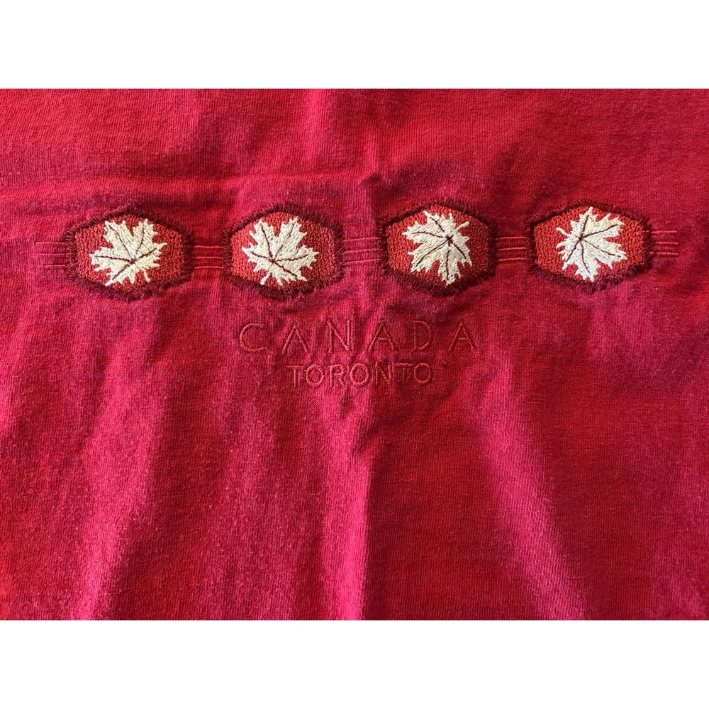 Canada Toronto Maple Leaf Embroidered Red Graphic T Shirt XL Gildan - Picture 2 of 4